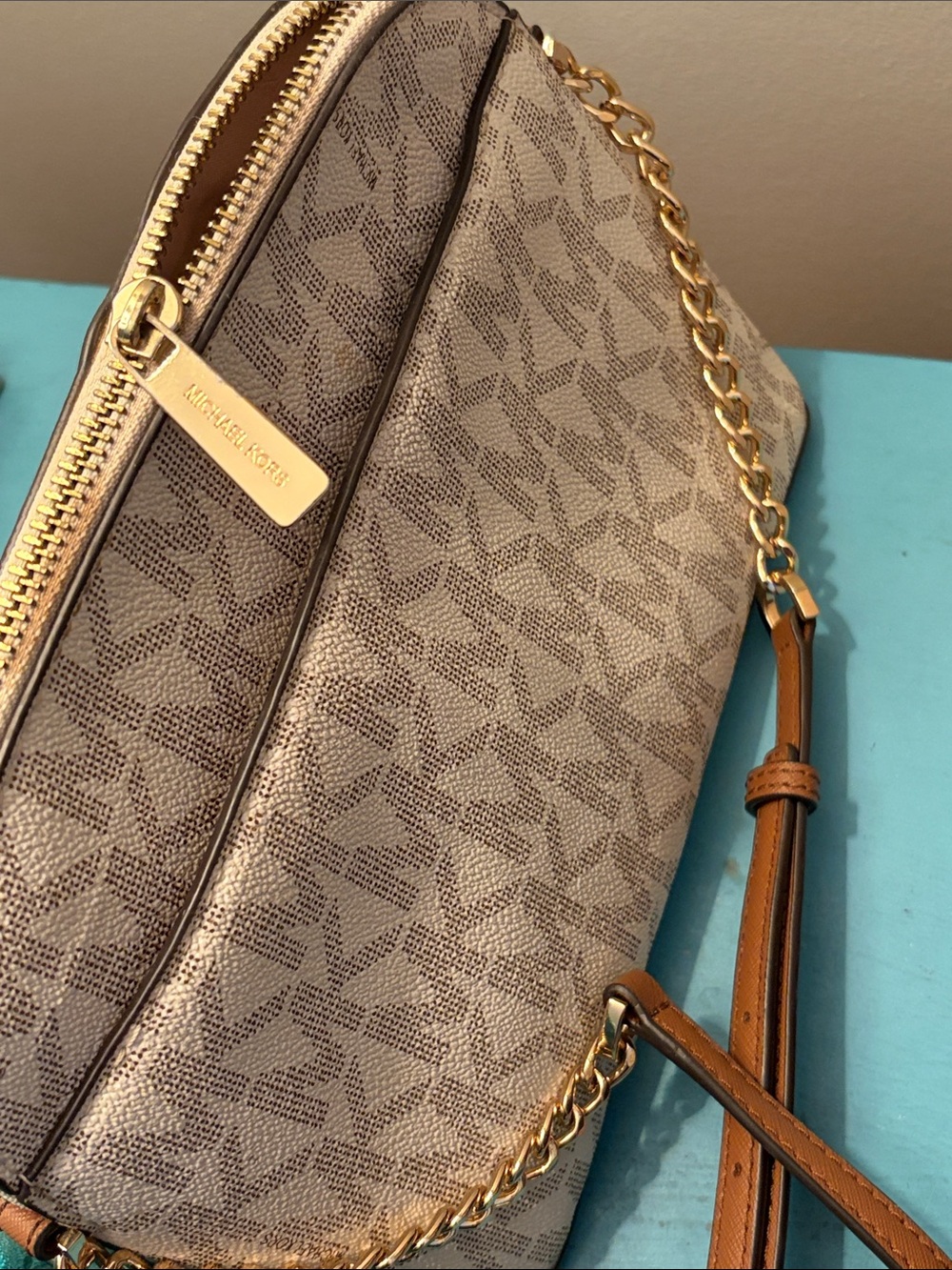 Michael Kors Cindy dome Cream & Beige MK Logo Crossbody Gold Chain Leather - Picture 8 of 12
